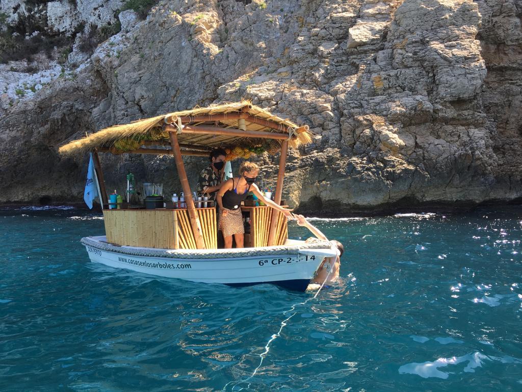 Experiencias en barco en Altea tomando un mojito