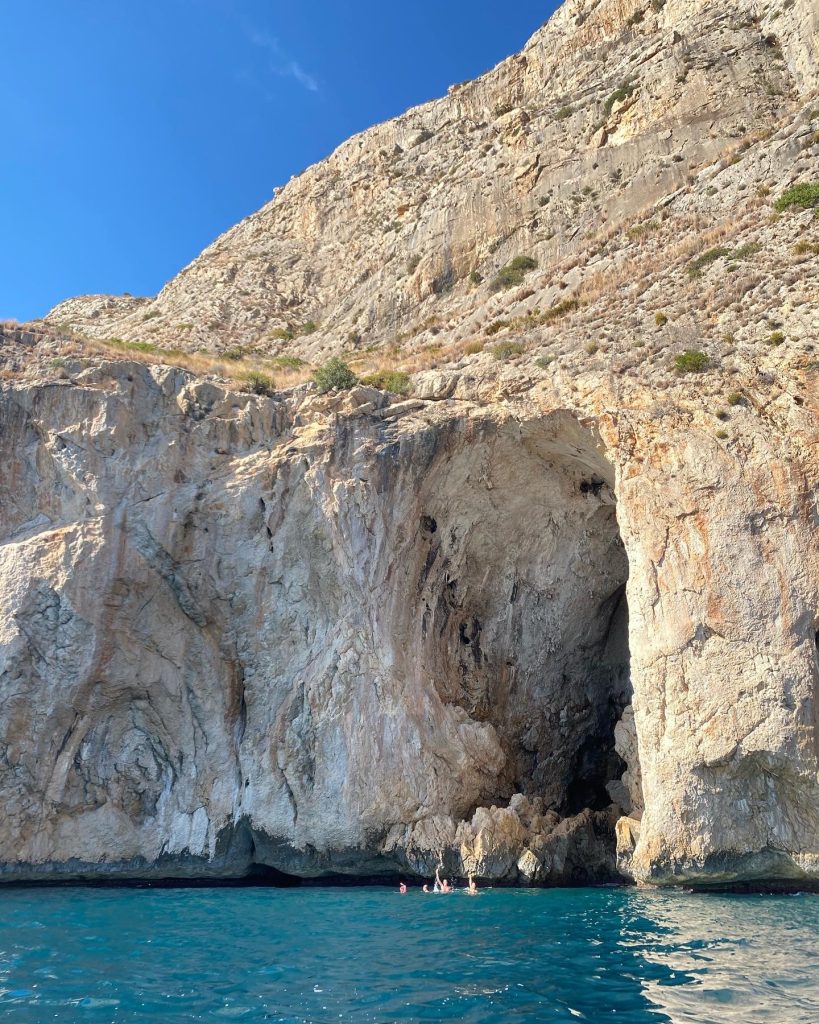 Experiencias en barco en Altea explorando calas escondidas de la Costa Blanca