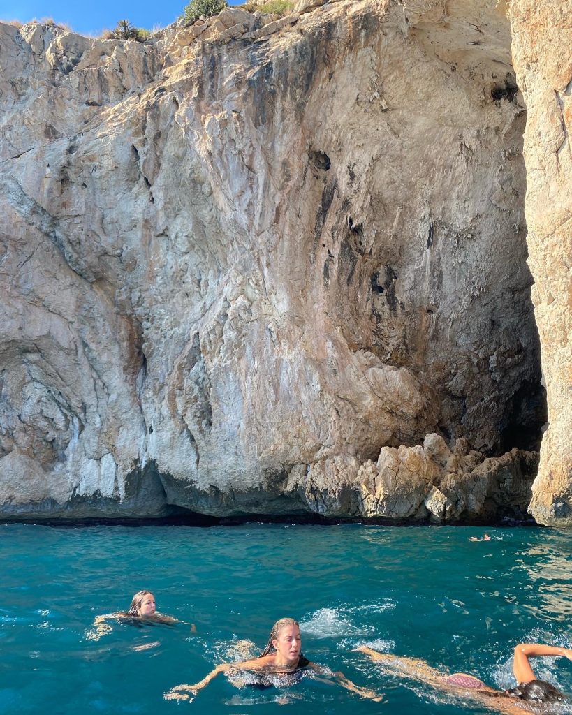 Experiencias en barco en Altea navegando junto a los acantilados de Mascarat