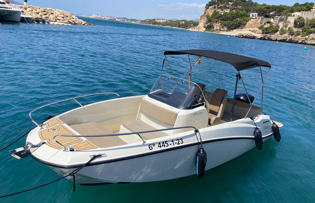 Quicksilver Activ 605 Open Pinta con bimini, ancla y molinete eléctrico preparada para alquiler de barco en Altea