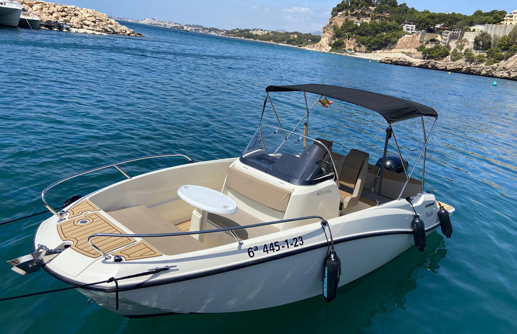 Quicksilver Activ 605 Open Pinta con bimini, molinete eléctrico y mesa en proa preparada para alquiler de barco en Altea