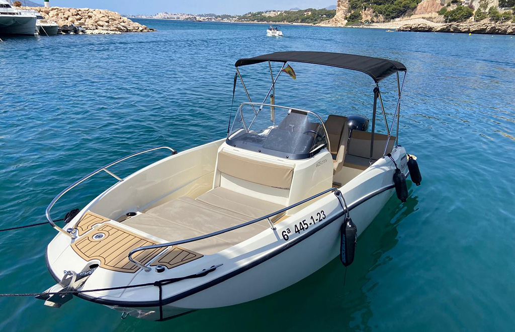 Alquiler de barcos  en Altea -Soleado solárium en lancha 