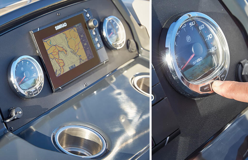 Pantalla Simrad en puesto de mando Quicksilver mostrando datos de navegación durante alquiler de barco en Altea