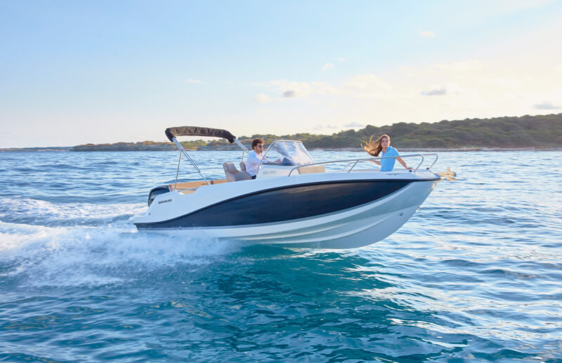 Barco Quicksilver 605 Open de alquiler navegando por la costa de Alicante desde Altea