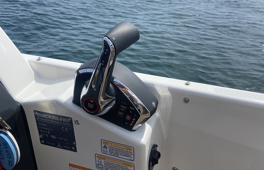 Mando electrónico de Quicksilver 675 Sundeck con botón de trim que activa el modo automático Active Trim para una navegación suave y fácil