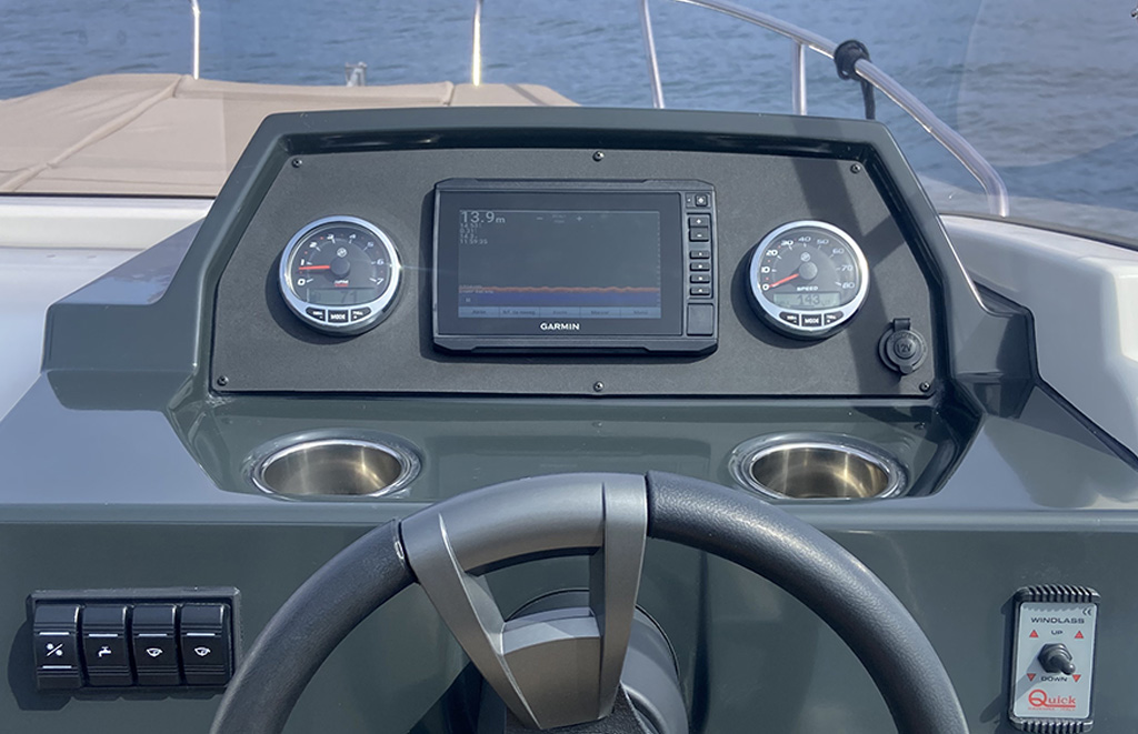 Puesto de mando Quicksilver 675 Sundeck con pantalla Garmin GPS mostrando profundidad y datos de navegación