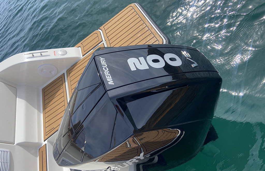 Plataforma de Quicksilver 675 Sundeck con suelo antideslizante y motor V6 200 CV durante alquiler de barco en Altea