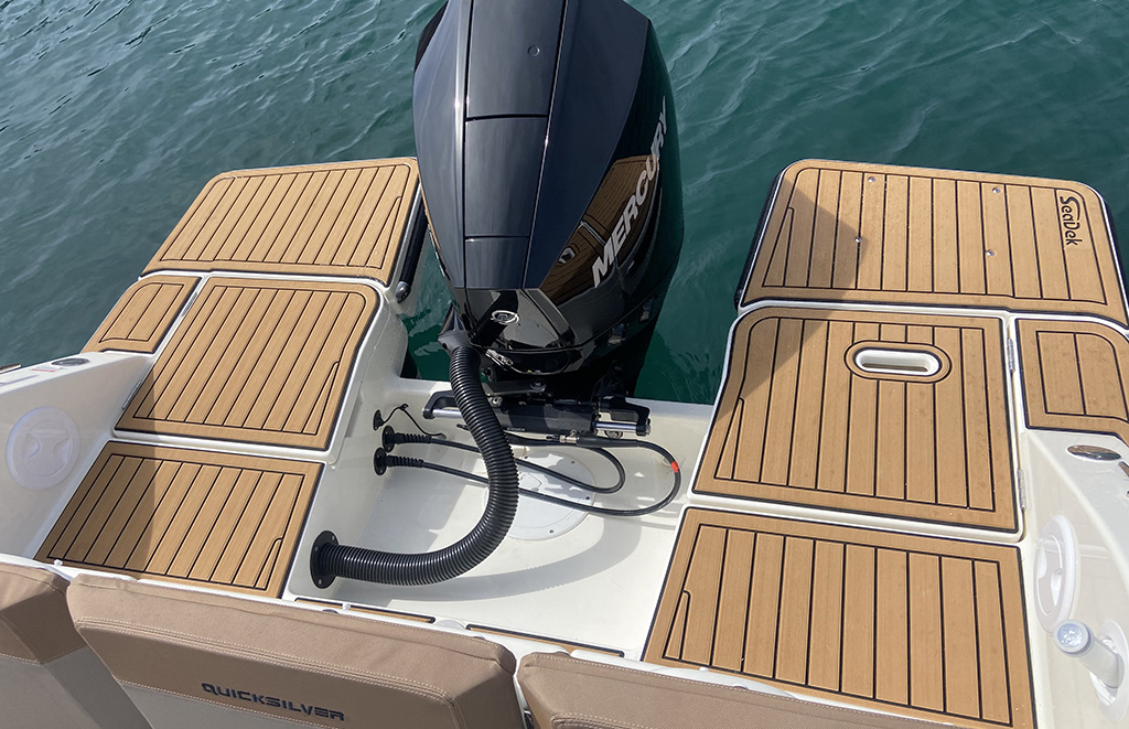 Quicksilver 605 open con asientos cómodos y ajustables