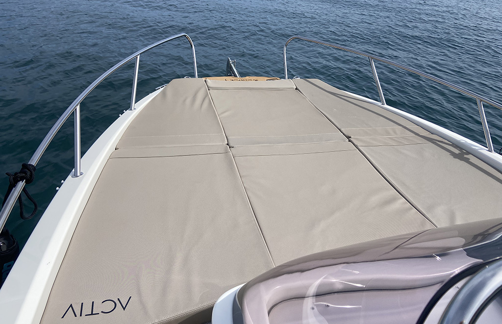 Quicksilver 675 Sundeck con amplio solárium de proa y molinete eléctrico durante alquiler de barco en Altea