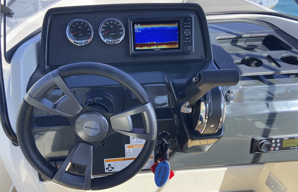 Pantalla Garmin GPS en barco Quicksilver 605 Mawi mostrando profundidad – equipamiento para alquiler con titulín en Altea