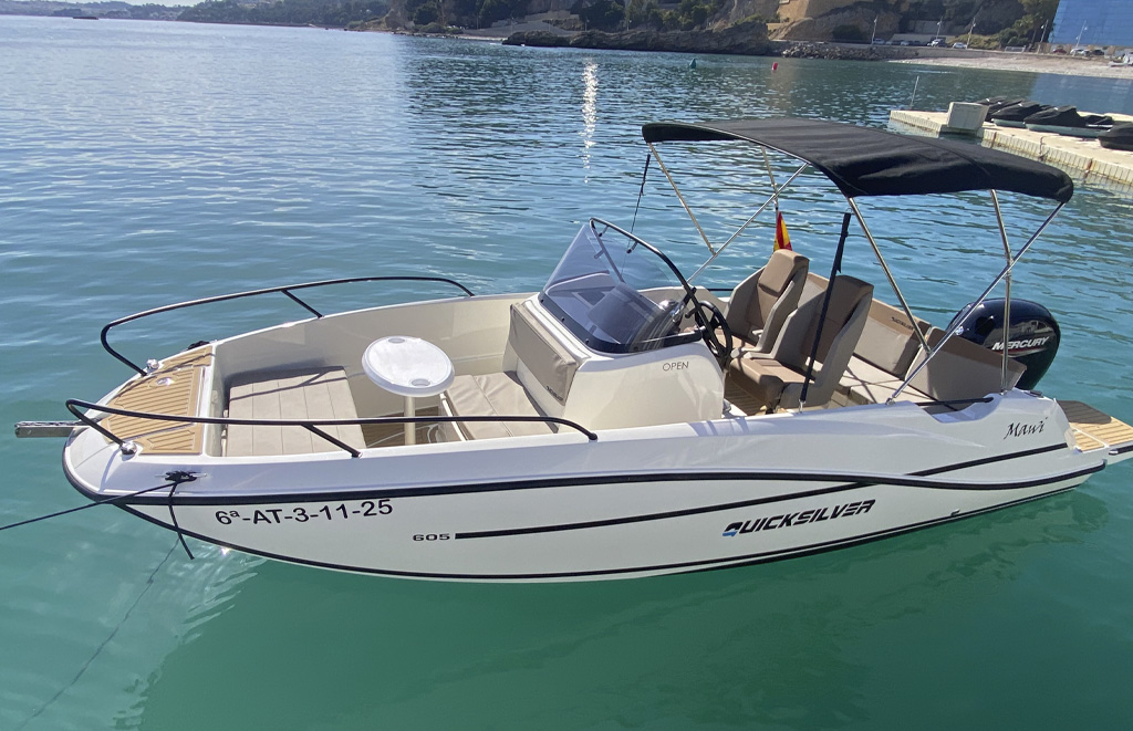 Quicksilver 605 Open con bimini extendido, mesa instalada en proa, ancla manual y sillones ergonómicos para navegación cómoda en Altea