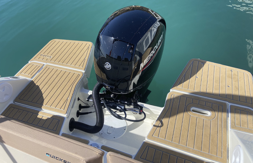 Plataforma de baño ampliada con cubierta Flexiteek antideslizante en Quicksilver 605 Open, ideal para acceso al mar en alquiler de barcos Altea