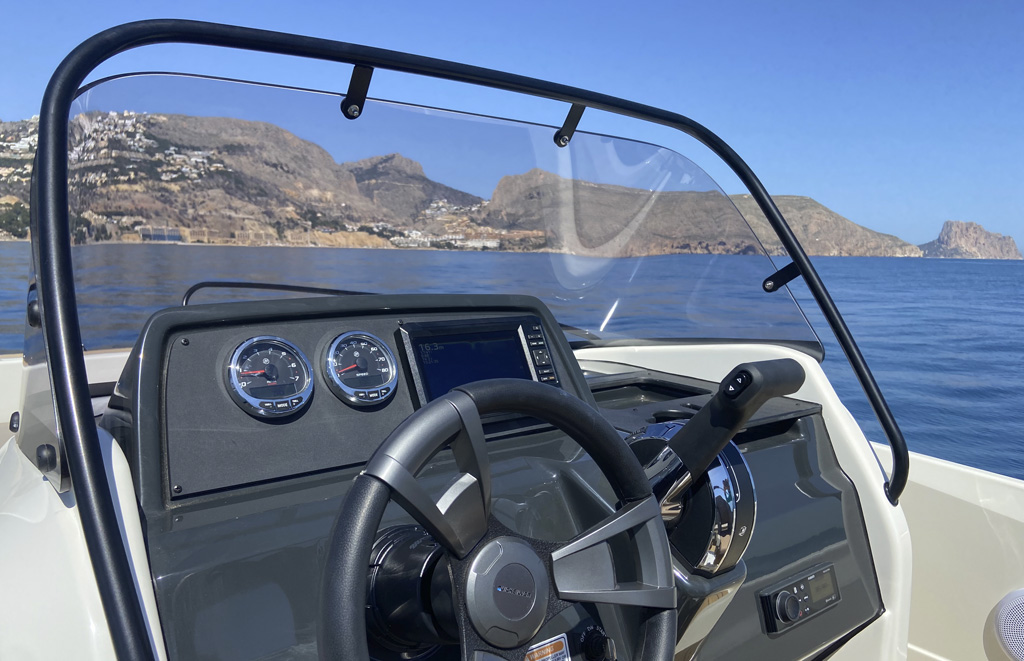 Boat rental in Campomanes with Garmin GPS and swim platform