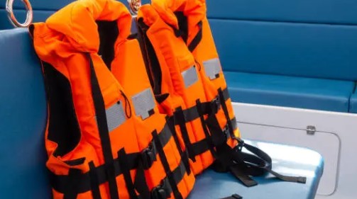 Chalecos salvavidas naranjas homologados, equipamiento obligatorio para garantizar la seguridad en el mar en alquiler de barcos en Altea