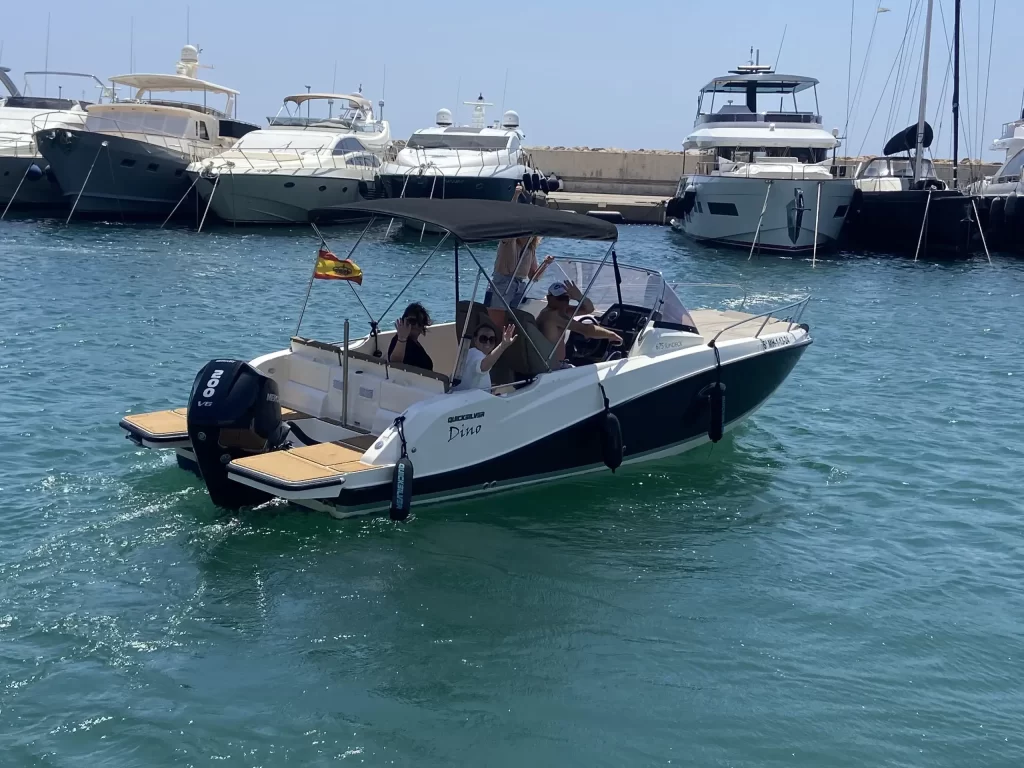 barco con patrón en Altea navegando por calas de la Costa Blanca