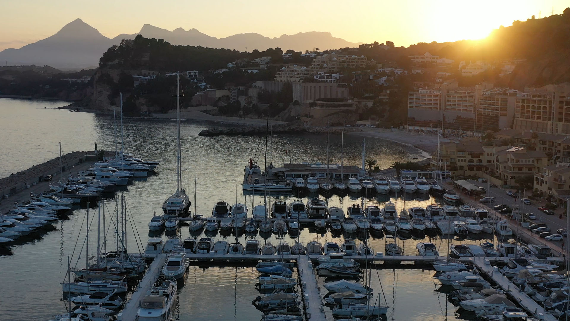 Atardecer en el Puerto Deportivo Luis Campomanes (Marina Greenwich) en Altea, punto de salida para navegación en la Costa Blanca