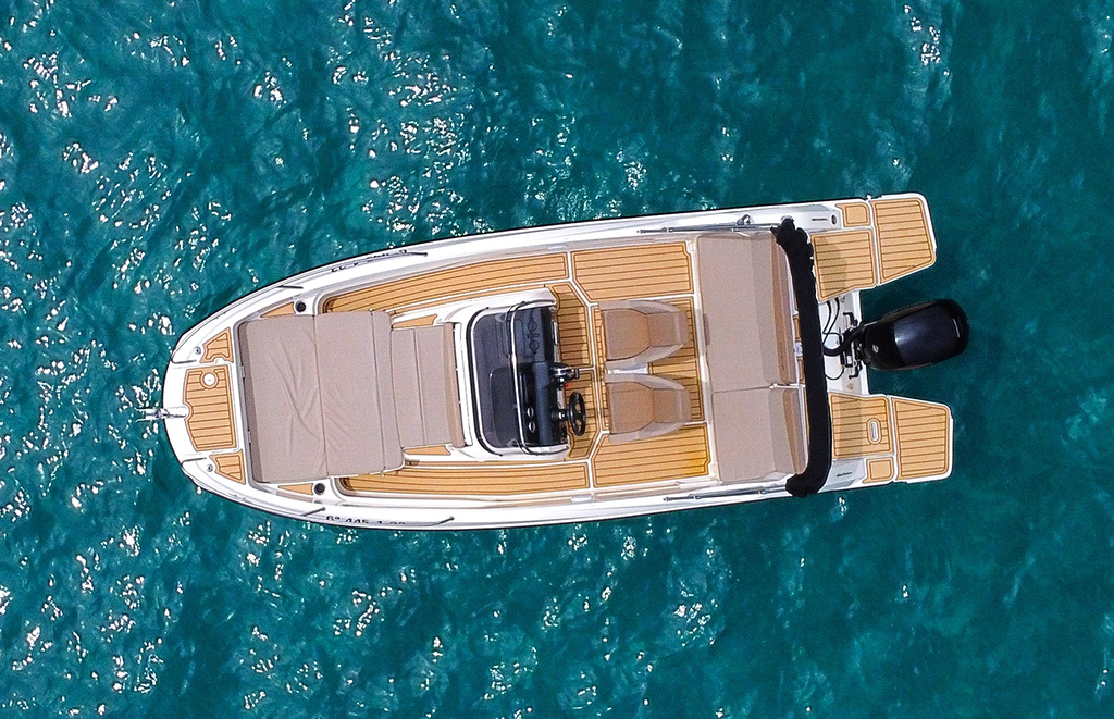 Quicksilver 605 Open Pinta en Altea disponible para alquiler con titulín, barco para 7 personas con motor Mercury 150 CV