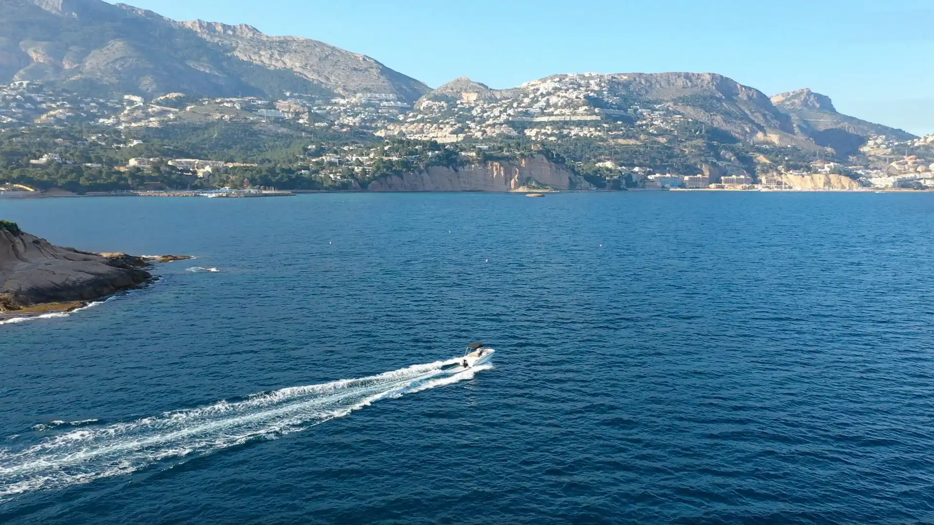 Alquiler de barcos en Altea – navegando hacia la costa de Calpe