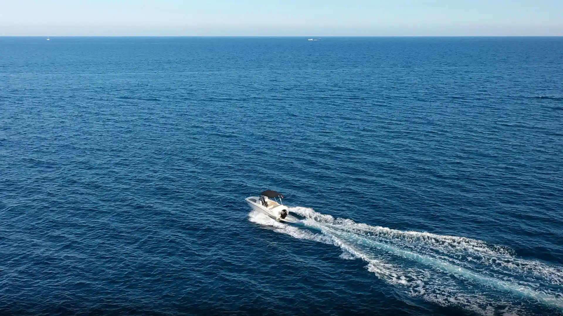 Vista aérea de barco navegando en Altea, Costa Blanca - Mawi Boats